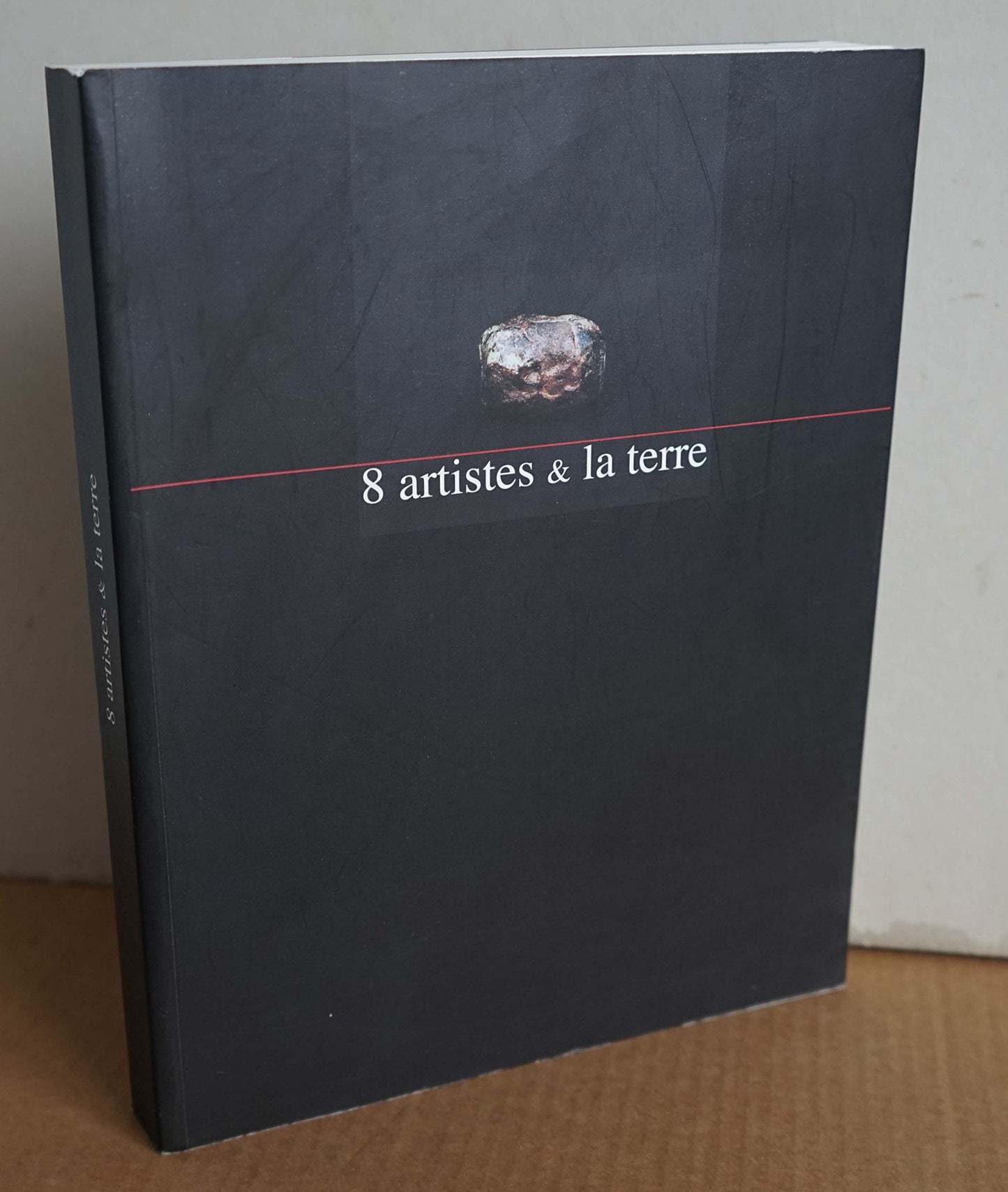 8 artistes & la terre The Happy Book Stack