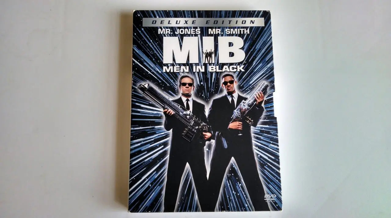 Men in Black (Deluxe Edition) The Happy Book Stack