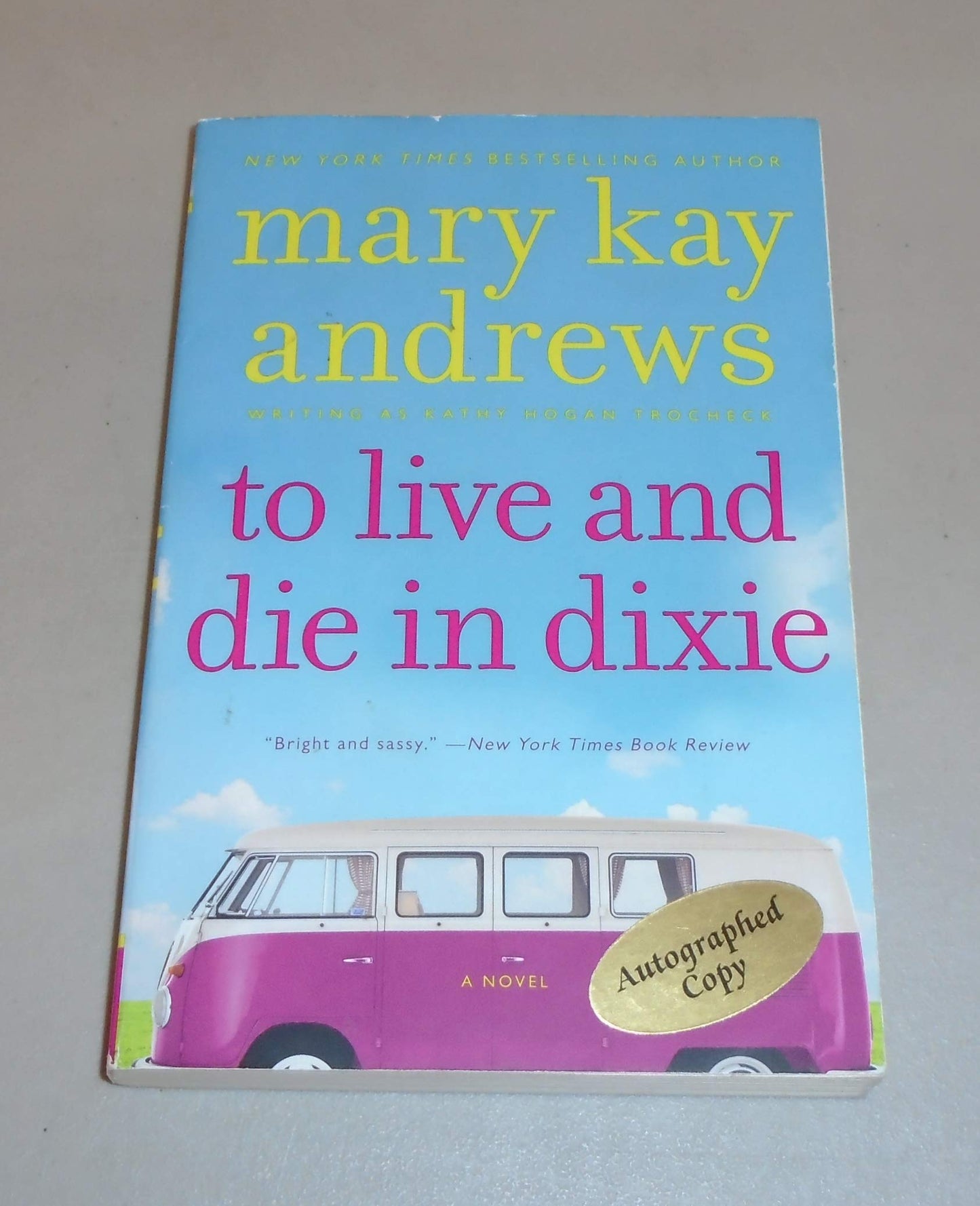 To Live and Die in Dixie: A Sassy Southern Mystery of Civil War Secrets, Dangerous Collectors, and a Cleaning-Lady PI Who Always Gets Her Man ― A Callahan Garrity Novel The Happy Book Stack