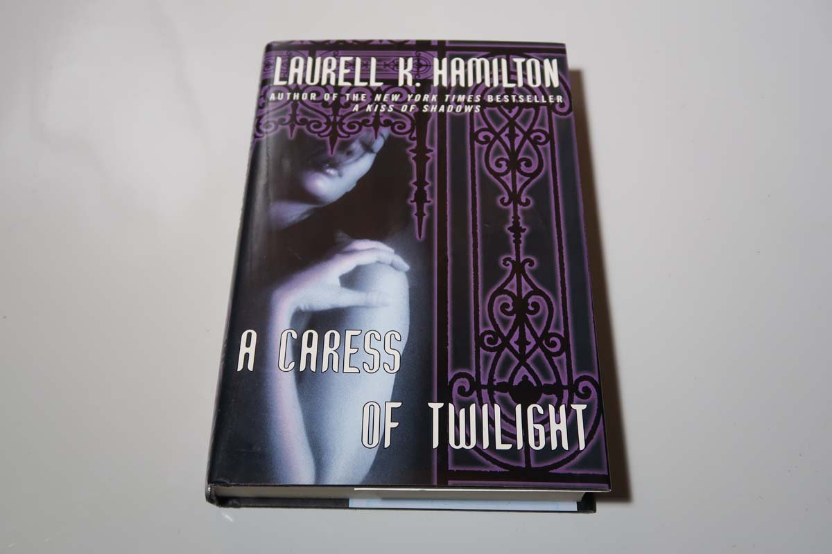A Caress of Twilight (Meredith Gentry, Book 2) The Happy Book Stack